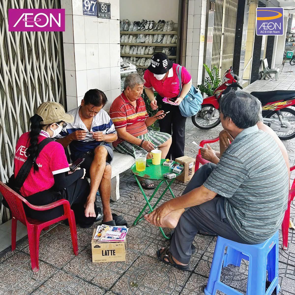TVV trò chuyện và hướng dẫn khách hàng đăng ký WAON POINT
