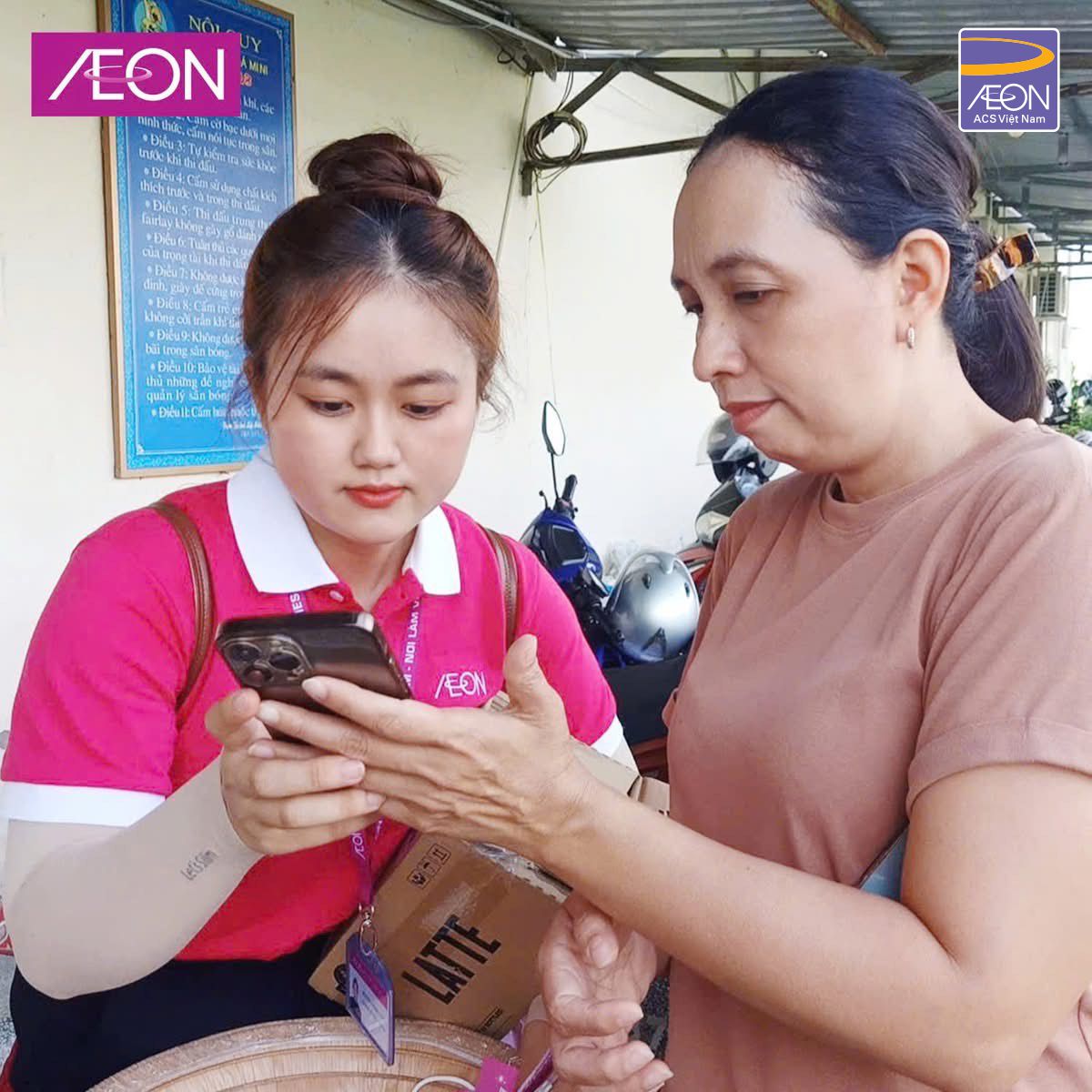 Tư vấn viên hỗ trợ thao tác đăng ký WAON POINT qua ứng dụng