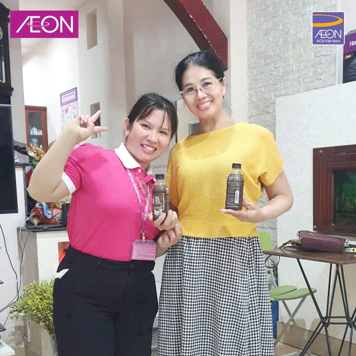 Người dân vui vẻ nhận cà phê và quà tặng từ đội ngũ AEON – ACS