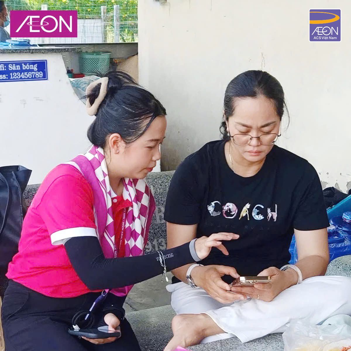 Tư vấn viên hỗ trợ thao tác đăng ký WAON POINT qua ứng dụng